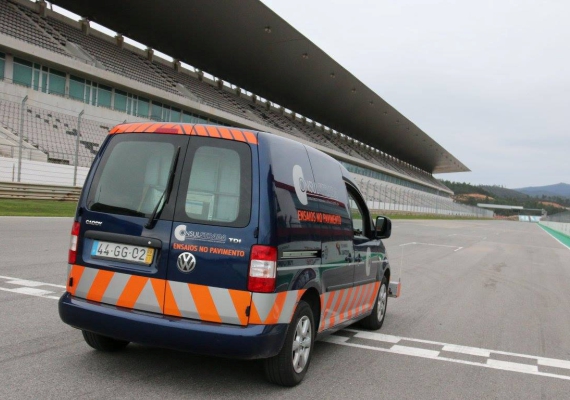 CONSULSTRADA carried out a test campaign to evaluate the IRI (International Roughness Index) of the 
                            wear layer of the pavements of the track and the “Pit Stop” of this racetrack. Due to the specificity of the type of analysis that was intended to be 
                            carried out and, in order to obtain a better characterization of the state of the longitudinal irregularity of the pavement (IRI), it was decided to 
                            carry out three passes on the track and two passes on the «Pit Stop» with the Laser Profiler equipment in order to detail the observation of singular 
                            places with significant deviations of longitudinal irregularity, having considered a value of 2.0 m/km as the reference value.